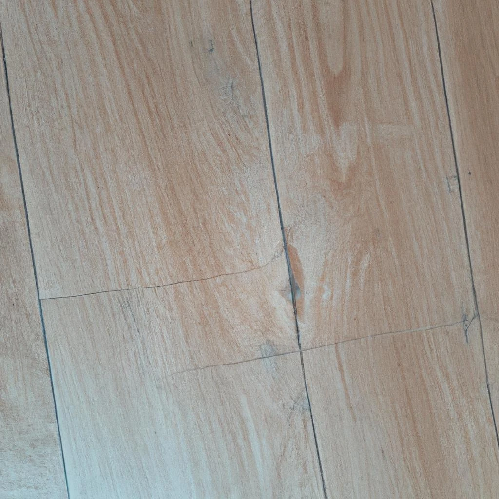 気づかぬうちに潜んでいる！フローリングの凹みの原因と修理法