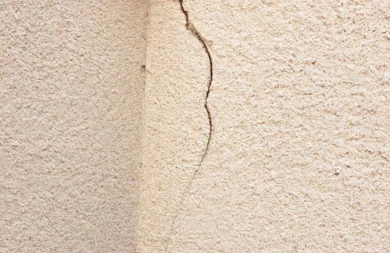 ひび割れを見逃さない！外壁チェックで住まいを守る