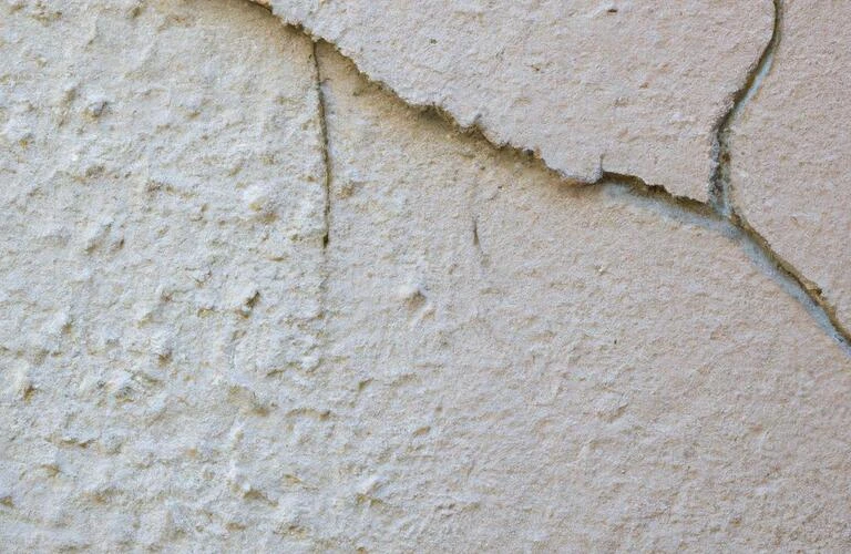 ひび割れや劣化を見逃さない！あなたのお住まいを守るための外壁メンテナンス