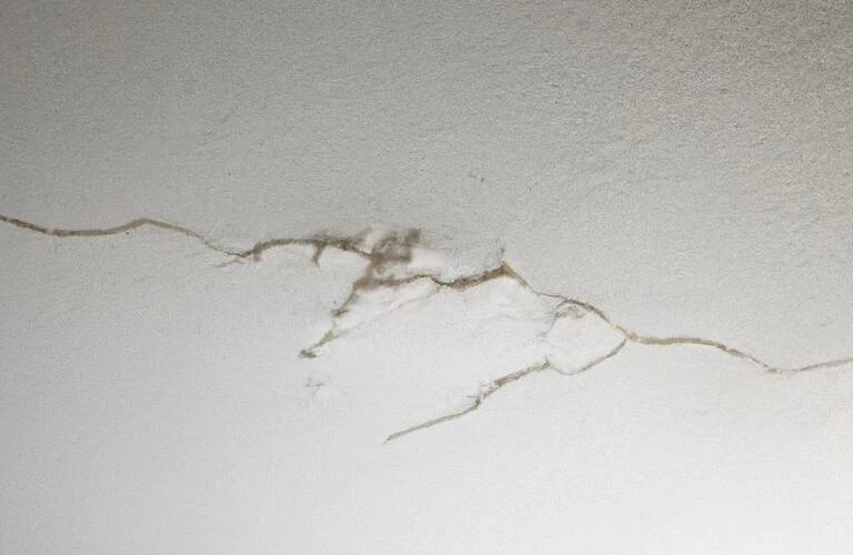 ひび割れを放置すると大変なことに！あなたの住まいを守るために今すぐご確認を。